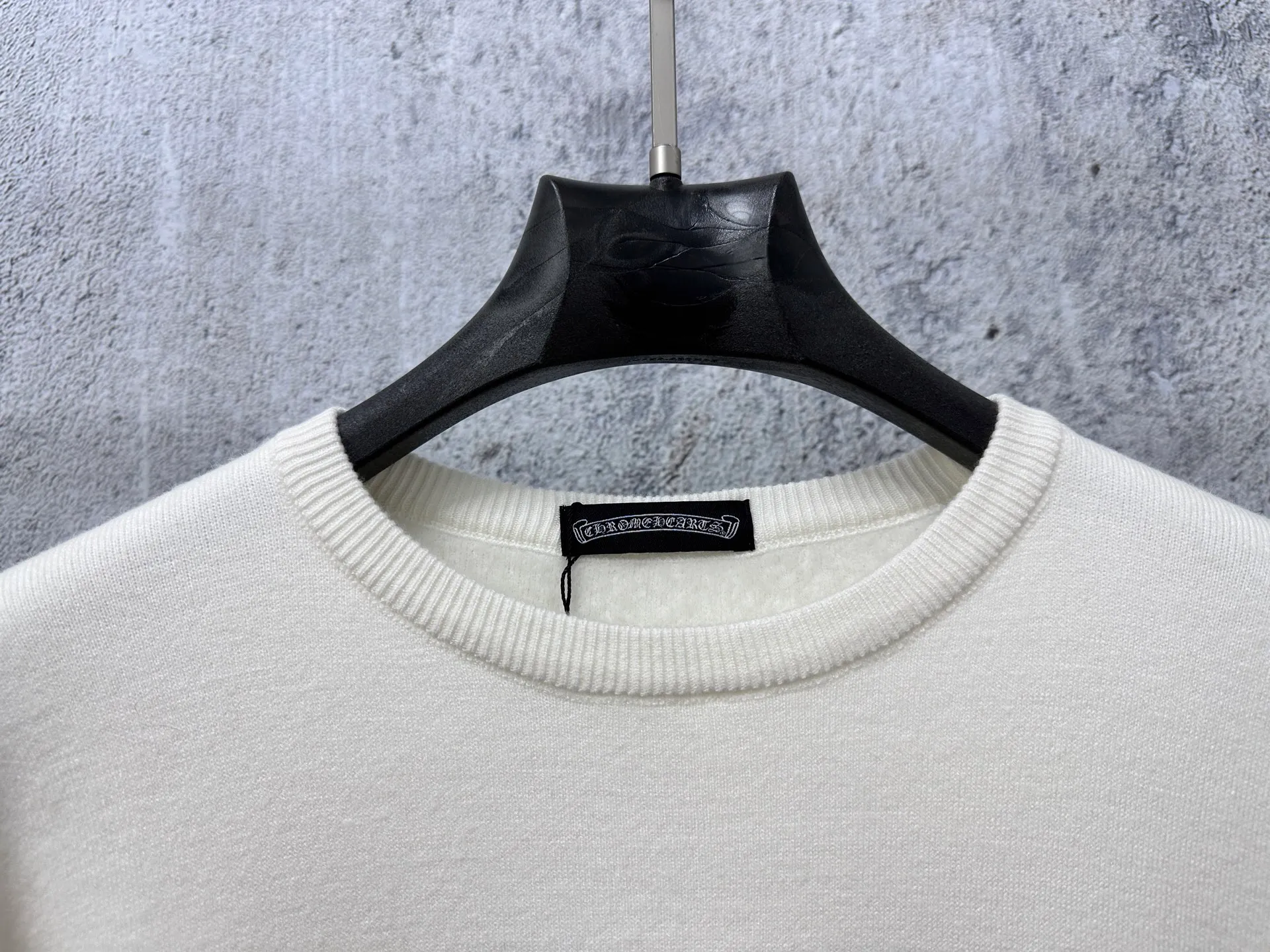 P300 [Chrome Hearts] Chrome Hearts 2025 new autumn and winter knitted fleece sweater is simple and elegant, easy to match and versatile, extremely high-grade, perfectly integrated into fashion and style, a top fashionable style that is perfect for outer wear! The whole thing gives people a natural feeling! The ultimate classic versatile short-sleeved T-shirt, using the latest three-dimensional logo elements to highlight the concave and convex texture! The ultimate heavy work, the ultimate perfection! Size: S-3XL